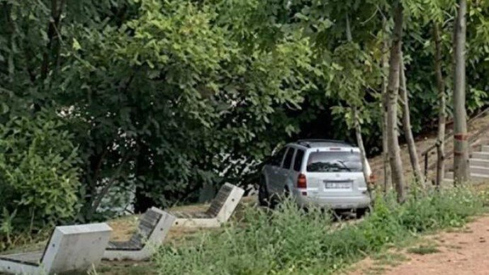 Divljanje u Banjaluci: Automobil uletio u pješačku zonu