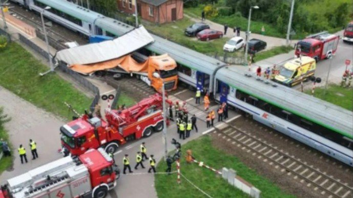 Poljski mediji: Kamiondžija iz BiH suočen s ozbiljnim optužbama nakon što je voz udario u njegov kamion