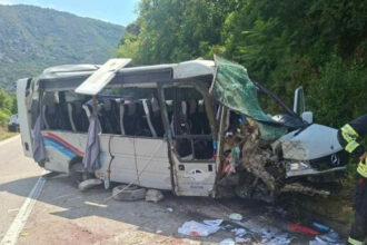 Tragedija u Crnoj Gori: Poginula djevojka (21), 16 osoba povrijeđeno