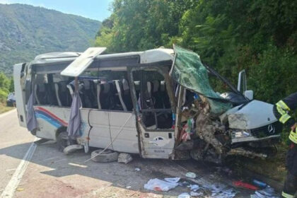 Tragedija u Crnoj Gori: Poginula djevojka (21), 16 osoba povrijeđeno