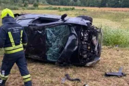 Automobil se prevrnuo bočno, troje povrijeđeno