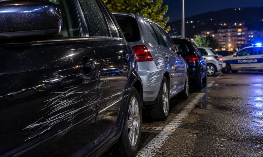 Oštećena karoserija na oko 17 parkiranih vozila u Zvorniku