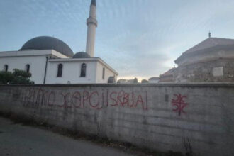 Ljubitelji krvnika i ratnog zločinca u svom elementu: Na džamiji u Banjoj Luci osvanuo natpis "Ratko heroj Srbija"