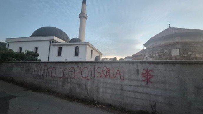 Ljubitelji krvnika i ratnog zločinca u svom elementu: Na džamiji u Banjoj Luci osvanuo natpis "Ratko heroj Srbija"