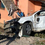 BiH kao podivljali džungla: Pijani vozač sletio s ceste i uletio u tuđe dvorište, automobil se zaustavio tik ispred žene