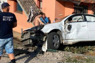BiH kao podivljali džungla: Pijani vozač sletio s ceste i uletio u tuđe dvorište, automobil se zaustavio tik ispred žene