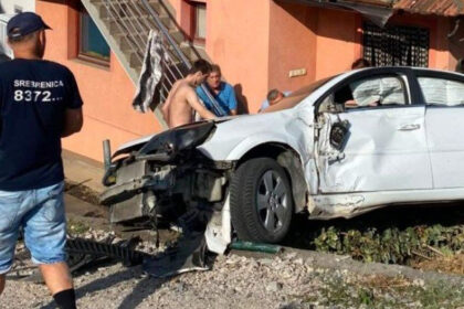BiH kao podivljali džungla: Pijani vozač sletio s ceste i uletio u tuđe dvorište, automobil se zaustavio tik ispred žene