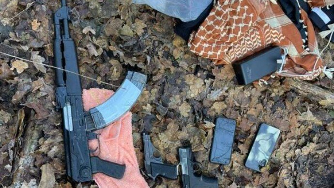 Pretres u Travniku: Policija pronašla puške, bombe i vojnu opremu