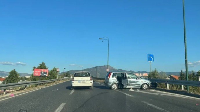 Sudar na brzoj cesti na Ilidži, tri osobe prevezene na KUM