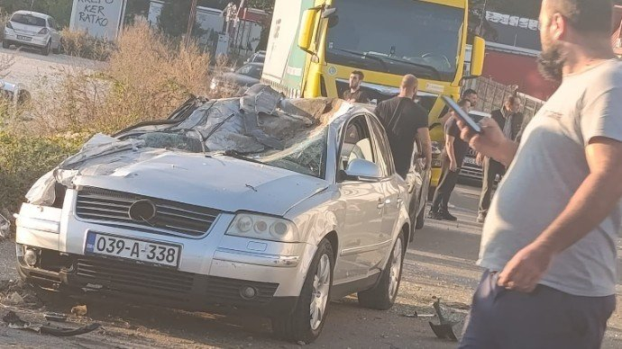 Automobil pao na krov automobila u Sarajevu, tri osobe povrijeđene