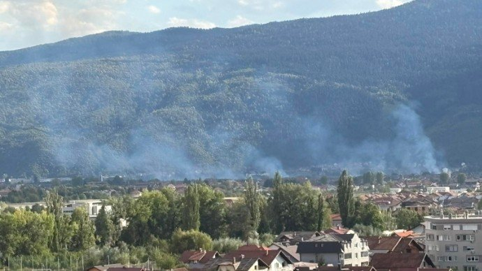 Požar u Hrasničkom polju: Gori trava i nisko rastinje, vatrogasci na terenu