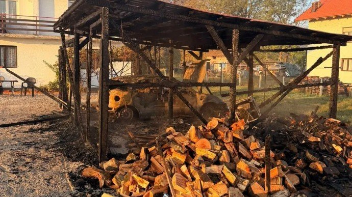 SDA-ovom odbroniku u Tesliću zapaljen automobil, uništena i garaža