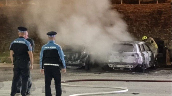 Drama u Sarajevu: Gorjela dva automobila