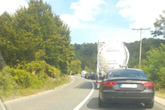 Dvije osobe povrijeđene nakon slijetanja motocikla sa kolovoza na Crnom Vrhu (FOTO)