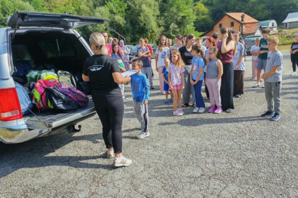 Da početak škole bude ljepši: „Help Others obezbijedio 194 kompleta školskog pribora za djecu