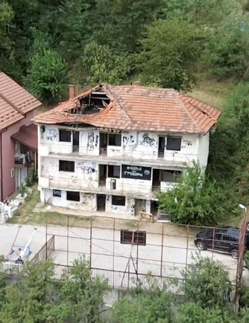 Zvornik: Počinje rušenje devastiranog objekta u naselju Grobnice