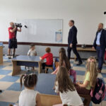 Gradonačelnik Bojan Ivanović podijelio radost prvog školskog dana sa zvorničkim prvačićima