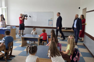 Gradonačelnik Bojan Ivanović podijelio radost prvog školskog dana sa zvorničkim prvačićima