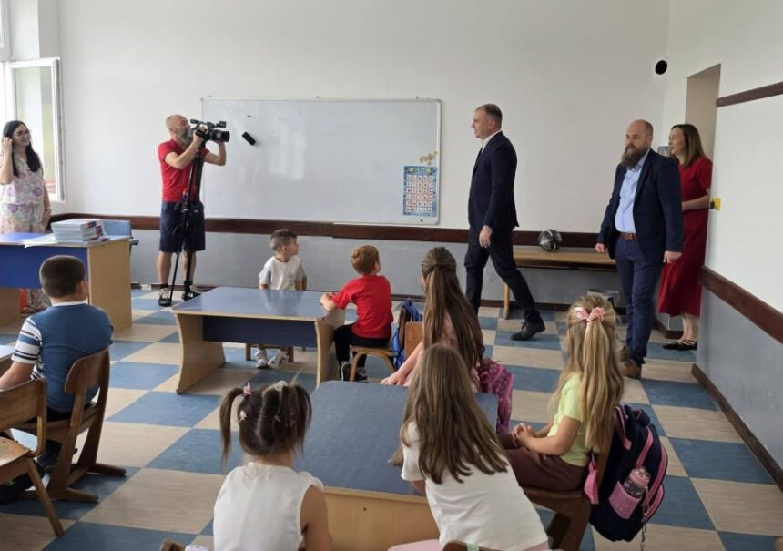 Gradonačelnik Bojan Ivanović podijelio radost prvog školskog dana sa zvorničkim prvačićima