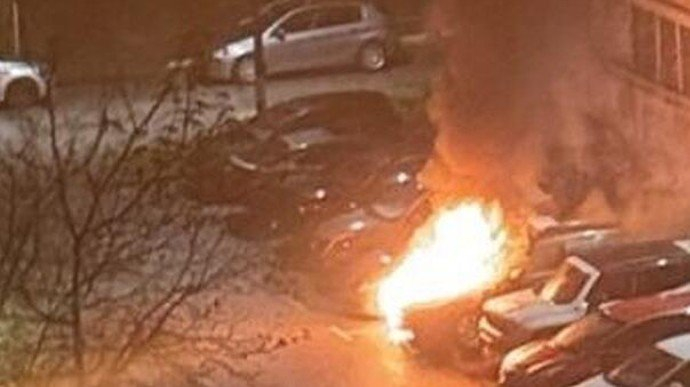 Zapaljeno više automobila na Grbavici i Hrasnom, policija privela tri maloljetnika