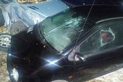 Noćna drama u Sarajevu: Komšijama palicom polupao automobile u Starom Gradu, policija ga privela