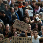 ŠTA SE KRIJE IZA TRANSPARENTA Bismillah, cest les ténèbres: Novi slogan koji mobiliše milione širom Evrope i svijeta