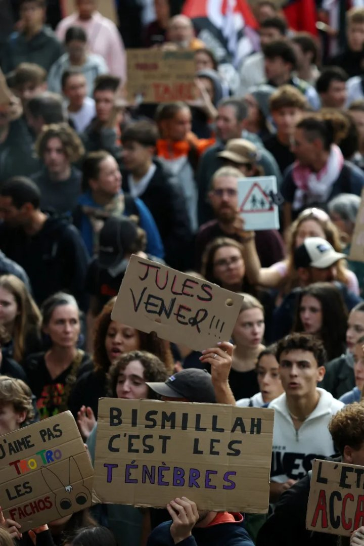 ŠTA SE KRIJE IZA TRANSPARENTA Bismillah, cest les ténèbres: Novi slogan koji mobiliše milione širom Evrope i svijeta