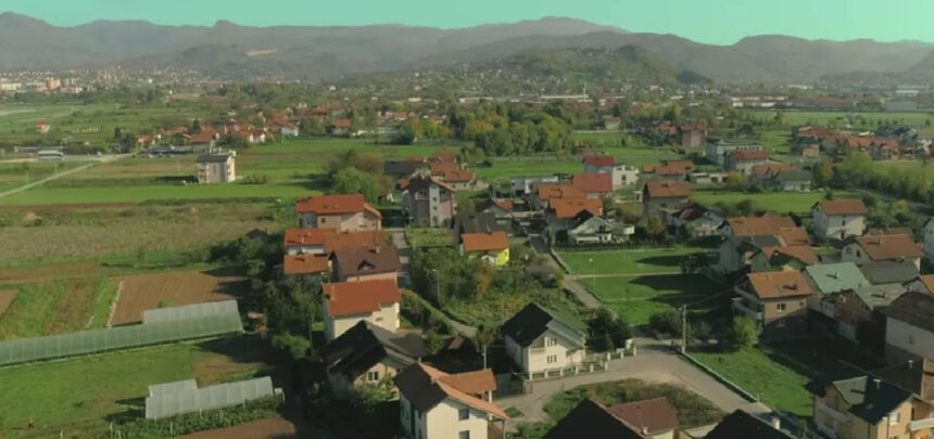 Kupamo se iz bokala – Građani Donjeg Kotorca ogorčeni i bez vode, a VIK Istočno Sarajevo se vadi na kišu