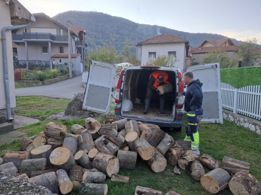 Čuo za problem u školi u Diviču i odmah reagovao: Rahman Nukić dopremio drva (FOTO)