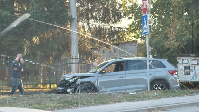 Saobraćajna nesreća u Doglodima: Automobil teško oštećen nakon sudara