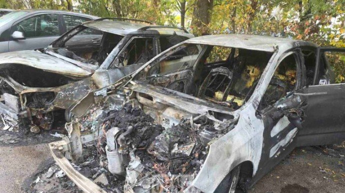 Pogledajte štetu koju su napravili maloljetnici u Sarajevu: Više automobila završilo u plamenu, privedene tri osobe