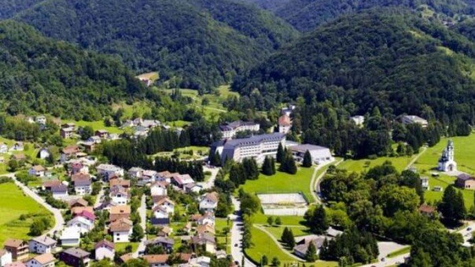 Uhapšen mladić zbog pokazivanja spolnog organa u krugu bh. škole