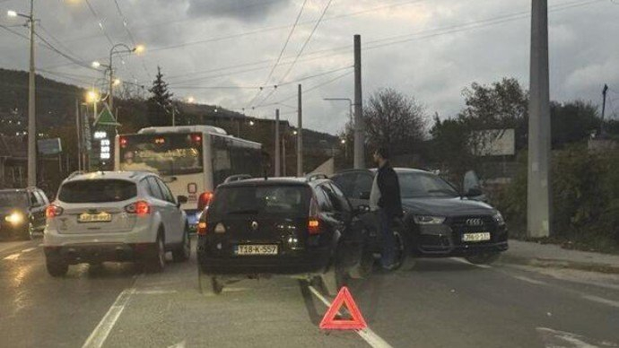 Sudar dva automobila na izlazu iz Vogošće