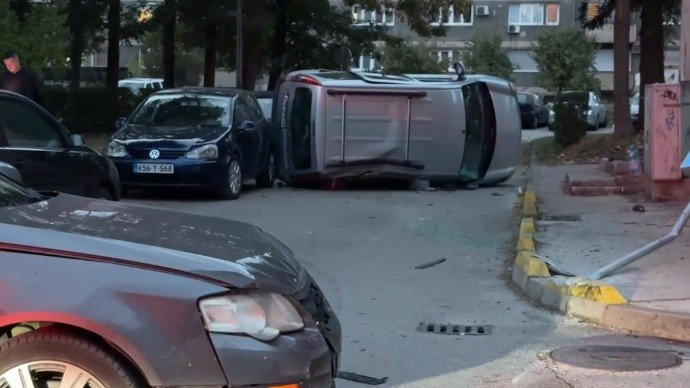 Saobraćajna nesreća na Ilidži: Automobil prevrnut na bok, dvije osobe povrijeđene