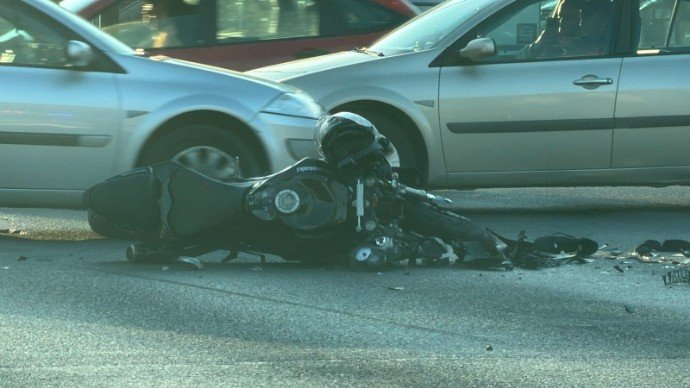 Nesreća na Alipašinom Polju: Sudarili se automobil i motocikl, jedna osoba povrijeđena