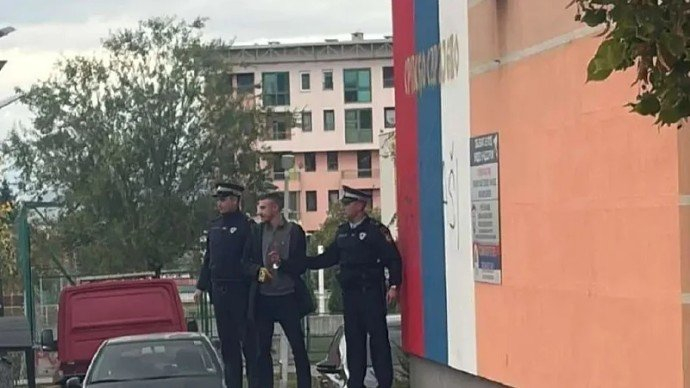 Ovo je Sarajlija koji je osumnjičen da je na zidu napisao “genocidaši”: Policija ga dovela na mjesto događaja