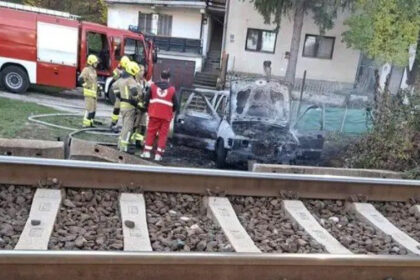 Drama u Blažuju: Zapaljen automobil, izgorio u potpunosti, mještani sumnjaju na migrante