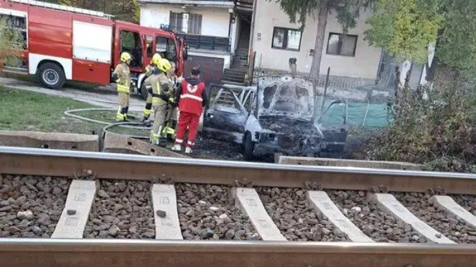 Drama u Blažuju: Zapaljen automobil, izgorio u potpunosti, mještani sumnjaju na migrante