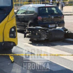 Maloljetnik bez vozačke dozvole motociklom udario u automobil, pa u trolejbus: Zadobio je povrede opasne po život