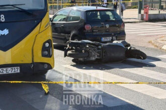 Maloljetnik bez vozačke dozvole motociklom udario u automobil, pa u trolejbus: Zadobio je povrede opasne po život