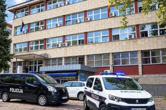 Velika policijska akcija u Krajini: Otkrivena plantaža sa stotinama stabljika kanabisa, jedna osoba uhapšena