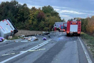 Teška nesreća: Sudarili se vozilo brze pošte i kamion, na terenu i vatrogasci