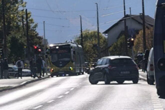 Teška saobraćajna nesreća na Dobrinji: Motocikl udario u trolejbus, saobraćaj potpuno obustavljen
