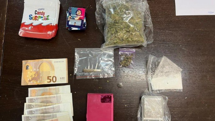 Uhapšen 35-godišnjak u Sarajevu, pretresli mu kuću i pronašli drogu i keš