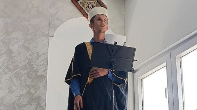 U Srbiji pretučen imam Sabahudin-ef. Jusufović: Udarili ga tupim predmetom u glavu i otkinuli zastavu