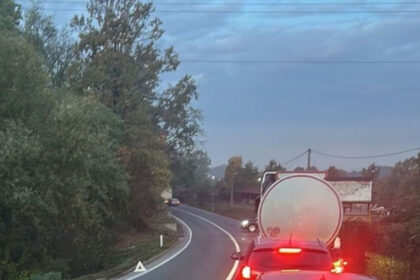 Autobus sletio s ceste kod Tuzle, više osoba povrijeđeno, saobraćaj obustavljen u potpunosti