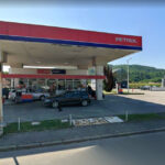 Požar na području Zvornika zahvatio fasadu firme, kombi i cisternu, proširio se do benzinske pumpe