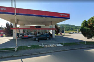 Požar na području Zvornika zahvatio fasadu firme, kombi i cisternu, proširio se do benzinske pumpe