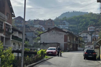 Počelo struganje i nivelisanje kolovoza u zvorničkom naselju Srpska Varoš