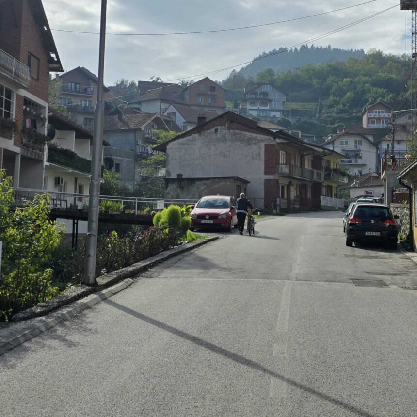 Počelo struganje i nivelisanje kolovoza u zvorničkom naselju Srpska Varoš